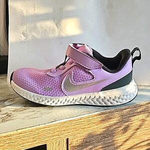 Girls purple Nike shoes